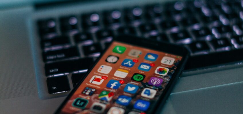 Manfaat Media Sosial