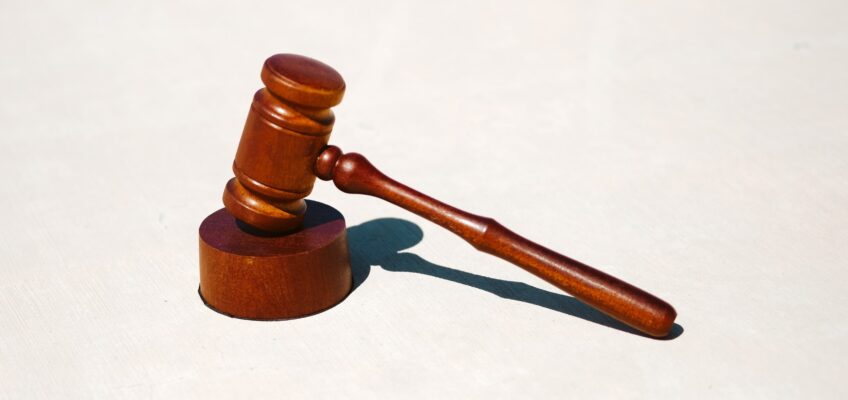 Bekerja sebagai Pengacara